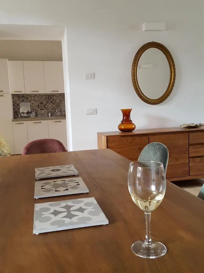 Villa Maghetti - Modernized Flat In Historic Palazzo In The Center Of Luino